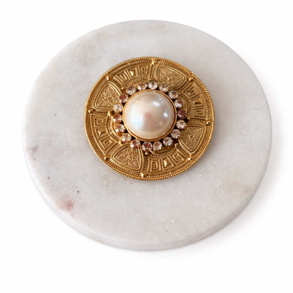 Elegant Gold and Pearl Brooch